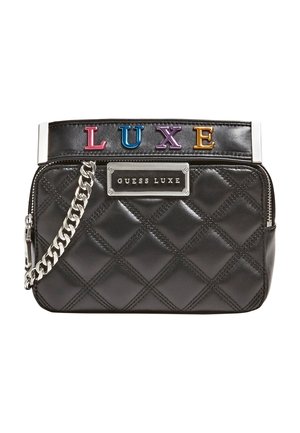 Sort quiltet læder Guess Luxe pung med sølvkæde strop og farverige LUXE bogstaver på det øverste kantstrop panel.