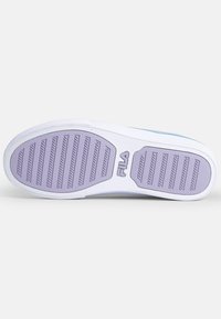 Sole di sneaker bianca con motivi di trazione in gomma viola, caratterizzata da un bordo bianco liscio e un logo incorporato nella zona del tallone.