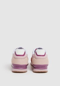 Rosa och mauve sportskor med mocka- och meshmaterial, en vadderad sula, vita accenter och en logotyp på hälen.