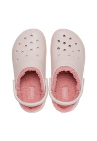 Lichtroze klompen met een zachte roze fleece voering, ventilatiegaatjes en verstelbare hielbanden. Gemaakt van duurzaam synthetisch materiaal.