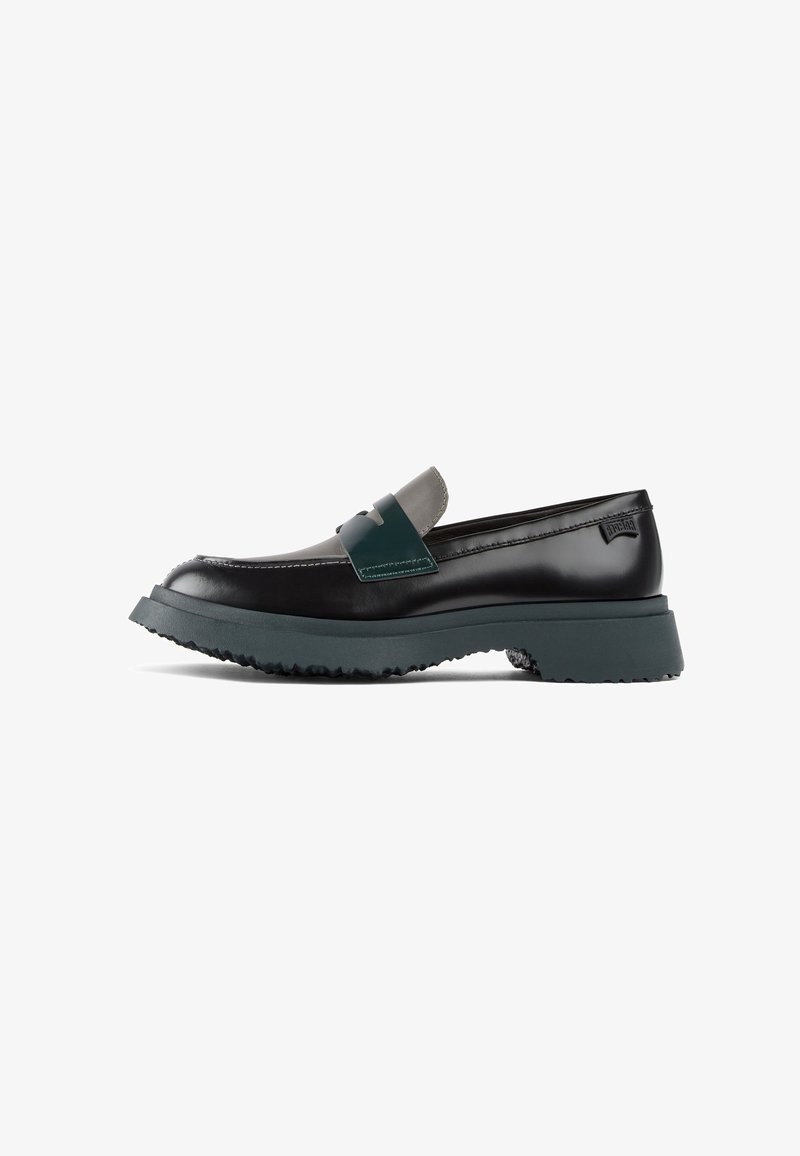Zwarte leren loafers met een groene accentriem, voorzien van een gestructureerde zool en een ronde neus. Casual ontwerp met contrasterend bovenmateriaal.