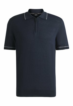 Marineblauwe polo met korte mouwen, gemaakt van een soepele stof, voorzien van een ritskraag en contrasterende witte stiksels langs de kraag en de mouwen.