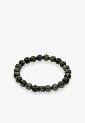 Kralenarmband met groene en zwarte stenen in verschillende maten, verbonden door een zwarte tussenstuk met de merknaam "s.Oliver."