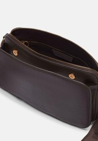 Borsa a tracolla in pelle marrone scuro con patta frontale, chiusure magnetiche dorate e apertura con zip superiore che mostra un interno in tessuto.