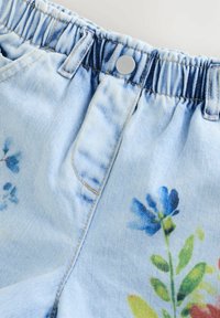 Ljusblå denimshorts med elastisk midja, prydda med blommönster i blått och grönt, samt en silverfärgad knappstängning.