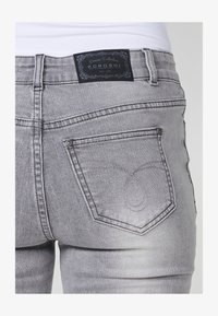 Kijelölve, denim gris grey denim