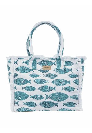 Biała torba typu tote z wzorem ryb w kolorze morskim, materiałowymi rączkami i małą prostokątną metką marki „VERDE” z przodu.