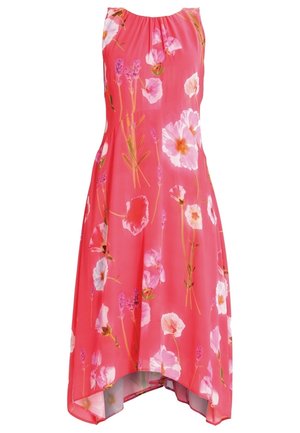 Mouwloze roze jurk met een hoge-lage zoom en een bloemmotief van witte, roze en paarse bloemen met groene stengels.