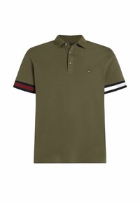 Polo de color verde oliva hecho de algodón, con una textura suave, tapeta de tres botones y acentos de rayas contrastantes en rojo, negro y blanco en las mangas.