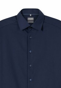 Marineblaue Knopfhemd mit klassischem Kragen, glatter Textur und passenden Knöpfen. Verfügt über ein Etikett mit Größen- und Pflegehinweisen.