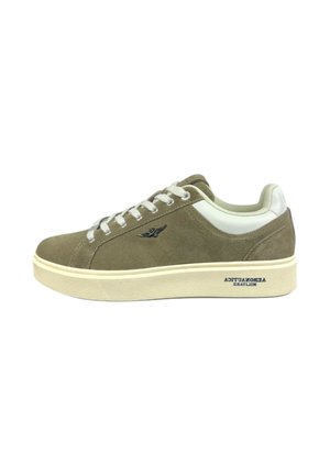 Sneaker verde in suede con dettagli in pelle bianca, lacci piatti e suola beige testurizzata. Presenta il logo sul lato e il marchio sulla suola.