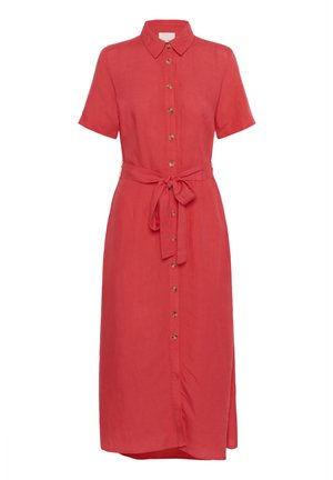 Rochie roșie din in, cu nasturi pe față, mâneci scurte, guler și talie legată. Materialul are o textură netedă și un luciu subtil.