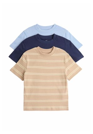 Tres camisetas de manga corta con cuello redondo apiladas, colores beige con rayas blancas, azul marino sólido y azul claro sólido.
