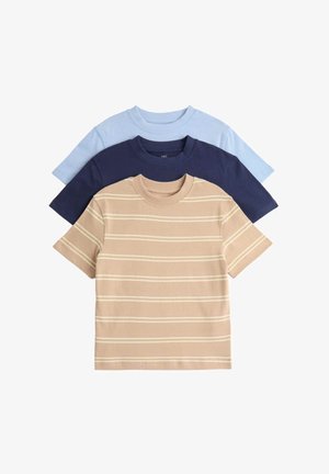 Drie korte-mouw T-shirts met ronde hals opgestapeld, kleuren beige met witte strepen, effen donkerblauw en effen lichtblauw.
