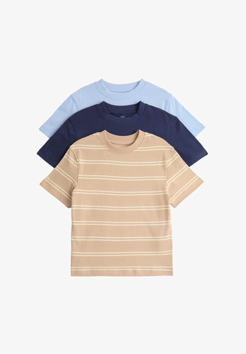Drei kurze T-Shirts mit Rundhalsausschnitt übereinandergelegt, Farben beige mit weißen Streifen, einfarbig marineblau und einfarbig hellblau.