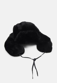 Gorro trampa de piel sintética negra con orejeras y una correa en el cuello para un ajuste seguro. Textura suave y diseño redondeado para brindar calor y cobertura.