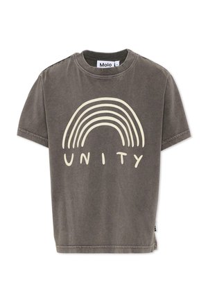 Brązowy t-shirt z krótkim rękawem, na którym znajduje się kremowa grafika tęczy oraz napis "UNITY" poniżej wzoru.