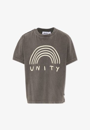 Brązowy t-shirt z krótkim rękawem, na którym znajduje się kremowa grafika tęczy oraz napis "UNITY" poniżej wzoru.