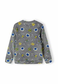 Hanorac din fleece gri, cu un model tematic spațial, ce include planete, stele și rachete în nuanțe de albastru, galben și verde. Are mâneci lungi și guler rotund.
