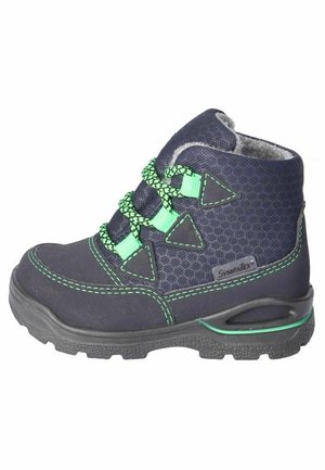 Botte d’hiver enfant bleu marine avec lacets verts, semelle renforcée et doublure intérieure douce grise.