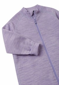 Fioletowa kurtka zapinana na zamek z miękkiej, teksturowanej tkaniny. Posiada stójkę i ściągacze przy mankietach. Gładki zamek błyskawiczny z przodu.
