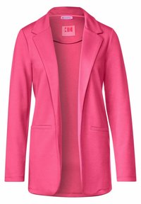 Vaaleanpunainen bleiseri pehmeästä kankaasta, jossa on huopakaulus, avonainen etu ja kaksi etutaskua. Pitkät hihat, joissa on sileä pinta.