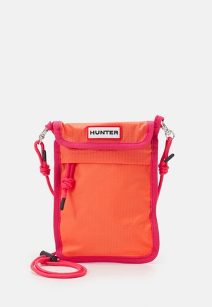 Lille rektangulær orange crossbody-taske med pink kant, snorrem og "HUNTER" logo på frontklappen.