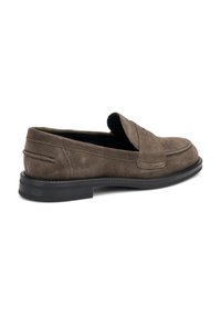 Mocassins en suede marron avec un design cousu, un petit talon en caoutchouc noir, et une finition lisse avec un style à enfiler.