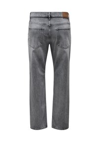Jeans de mezclilla gris con un diseño de pierna recta. Las características incluyen bolsillos traseros, una etiqueta de cuero en la cintura y una textura ligeramente descolorida.
