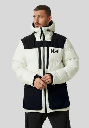 Witte en zwarte donsjack met een rits aan de voorkant, capuchon en twee grote voorzakken. Met een gelabeld logo op de borst.
