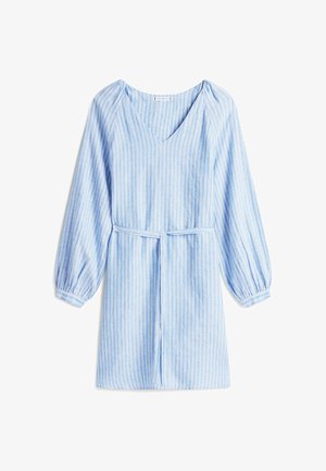 Lichtblauwe gestreepte jurk met een V-hals, lange pofmouwen en een ceintuur om de taille. Gemaakt van een gestructureerde, ademende stof.