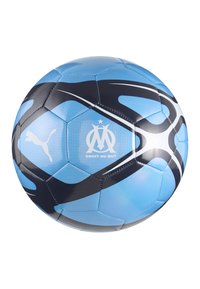 Modra in črna nogometna žoga Puma z logotipom Olympique de Marseille in besedilom "DROIT AU BUT" na beli podlagi.