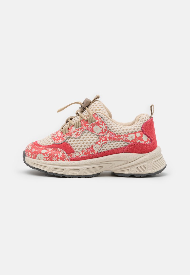 Baskets multicolores avec une tige en maille beige ornée de motifs floraux rouges, une semelle rembourrée et des lacets pour un maintien sécurisé.