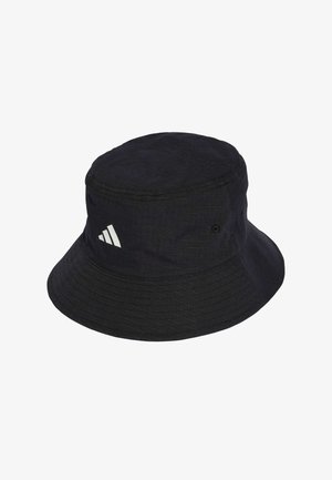 Cappello a secchiello nero in tessuto strutturato, con tesa larga e logo Adidas bianco sul davanti. Forma circolare, design casual.