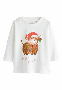 Vit kortärmad T-shirt som har en brun tecknad ko med röd jultomteluva, med flerfärgade fläckar och texten "MOO MOO!" tryckt under.