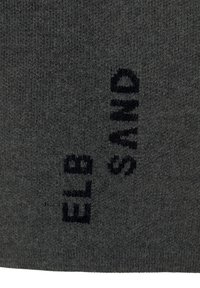 Sivi pleteni pulover s crnim natpisom "ELG SAND." Tkanina ima glatku teksturu s uskim dizajnom i rebrastim rubom.