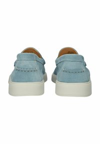 Obuv z modrého zamatu na slip-on s okrúhlou špičkou, bielou gumovou podrážkou a šitými detailmi na päte a po stranách.