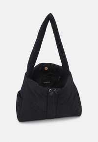 Sac à épaule noir matelassé avec fermeture à pression magnétique, détail à cordon de serrage et poche intérieure zippée, présenté sur un fond uni.
