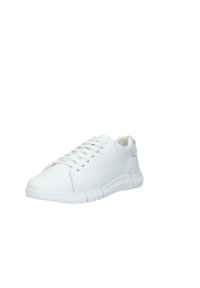 Sneaker bianco con tomaia sintetica liscia, punta rotonda e suola in gomma leggera, con lacci piatti e accenti minimi.