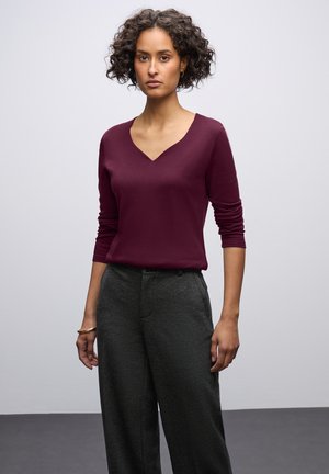 MIT HERZAUSSCHNITT - Langarmshirt - rot