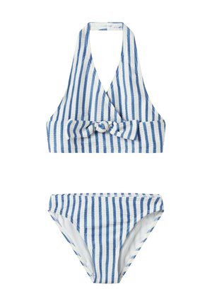 Maillot de bain deux-pièces à rayures verticales bleues et blanches avec un haut à col licou doté d'un nœud noué à l'avant et un bas de bikini assorti.