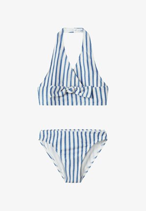 Maillot de bain deux-pièces à rayures verticales bleues et blanches avec un haut à col licou doté d'un nœud noué à l'avant et un bas de bikini assorti.