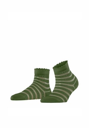 Paar grüne Knöchelsocken mit transparent gestreiftem Muster und gewellten oberen Rändern auf weißem Hintergrund.