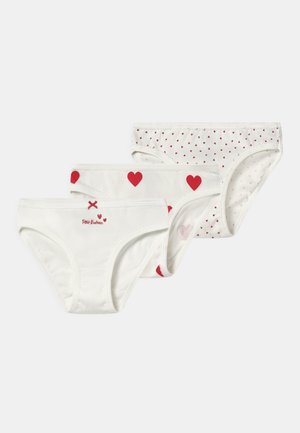 Tre paia di slip bianchi in cotone con motivi a cuore rossi e pois, rifiniti con pizzo e un piccolo logo stampato sul davanti.
