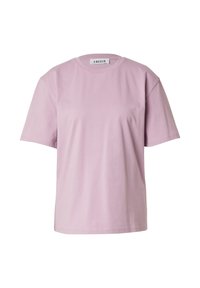 Lichtroze T-shirt met korte mouwen, een klassieke ronde hals en een losse pasvorm. Gemaakt van een zachte stof, met een subtiele textuur en minimale details.
