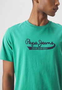 Pepe Jeans CLAUDE - Camiseta estampada - jungle green