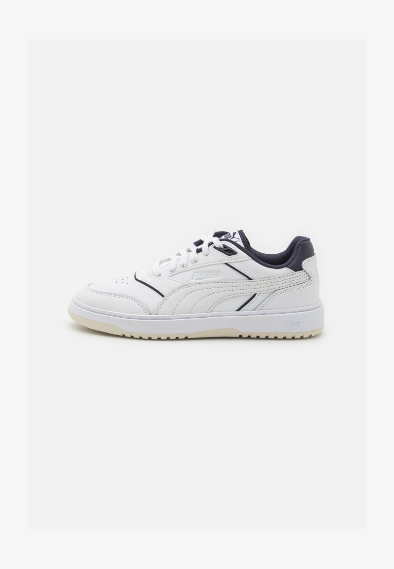 Białe skórzane sneakersy z granatowymi akcentami, teksturowanym panelem, perforowanym czubkiem i białą gumową podeszwą. Posiadają sznurowadła i detale z logo.
