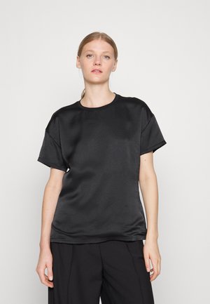 Schwarzes Satin-T-Shirt mit kurzen Ärmeln, rundem Halsauschnitt und glatter Textur. Einfaches Design ohne Muster oder Verzierungen.