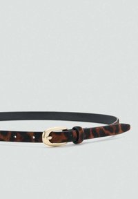Pas z leopardjim vzorom s hrbtnim delom iz črne usnje. Zlata sponka in majhne nastavitvene luknje vzdolž traku.