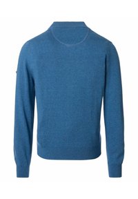 Niebieski sweter z dzianiny o długich rękawach, z prążkowanym dolnym wykończeniem i delikatnie teksturowanym materiałem. Posiada małe logo na lewym rękawie.